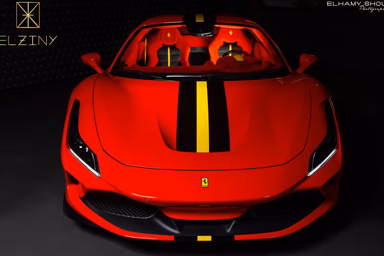Thiết kế của Ferrari F8 Tributo được xem như màn "lột xác" ngoạn mục so với người tiền nhiệm 488 GTB nhưng lại được chia sẻ một số nét tương đồng với chiếc 488 Pista. Phần đầu xe có thiết kế dữ dằn và được vuốt nhọn về phía trước, cản trước được trang bị hai khe hút gió lớn, ở vị trí trung tâm là một khe gió nhỏ liên thông với nắp ca-pô thông qua một ống dẫn khí S-Duct.