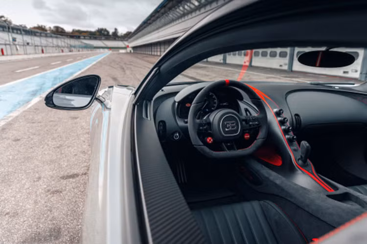 Không chỉ nhẹ hơn, Bugatti Chiron Pur Sport còn được thay đổi một số chi tiết thiết kế ngoại thất như đầu xe mới nhằm tối ưu hóa tính khí động lực học với hốc gió và lưới tản nhiệt hình móng ngựa cỡ lớn hay bộ chẻ khí mới. Đằng sau xuất hiện cánh gió đuôi rộng 1.900 mm và ống xả bằng titan được chế tạo theo công nghệ in 3D mới.