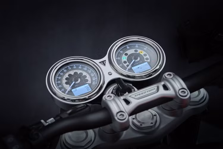 Mẫu xe này sử dụng phuộc trước dạng giảm xóc hành trình ngược của Marzocchi với đường kính 43 mm, thay thế loại KYB đường kính 41 mm trước đây. Kẹp phanh trước tiếp tục sử dụng phanh Brembo M50 với 4 piston, đường kính đĩa phanh được điều chỉnh lên 320 mm.