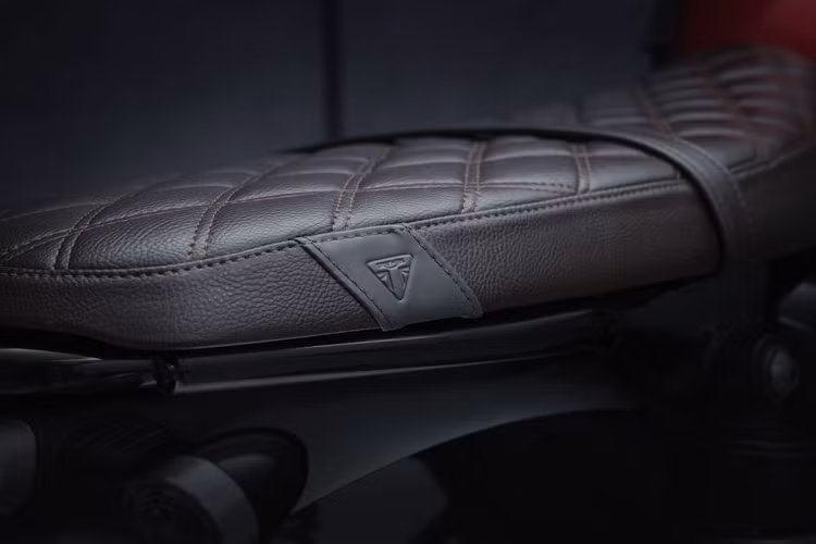 Một số trang bị nổi bật của Triumph Speed Twin thế hệ mới gồm có cổng sạc USB, chìa khoá từ và giám sát áp suất lốp... Triumph Speed Twin 2021 sẽ được bán ra tại Malaysia với 3 màu sắc, bao gồm màu Jet Black, màu Red Hopper và Matte Storm Grey.