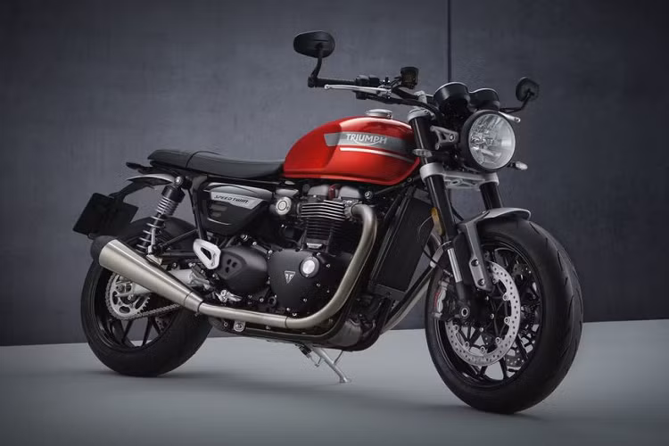 Triumph Speed Twin 2021 mới đây đã được Triumph Malaysia công bố giá bán kèm thông tin chính thức. Tại đây, mẫu classic cổ điển của Anh Quốc sẽ được bán ra với 2 phiên bản, bao gồm bản tiêu chuẩn với giá quy đổi 435 triệu đồng và bản Premium với giá quy đổi 441 triệu đồng.