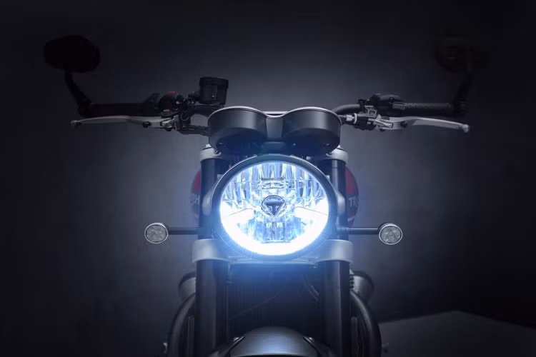 So sánh với phiên bản tiền nhiệm, khối động cơ 2 xy-lanh trên Speed Twin 2021 đã gia tăng 2,9 mã lực và mô-men xoắn cực đại cũng đạt sớm hơn hẳn so với trước (4.250 vòng so với 4.950 vòng). Tiếp đó, khả năng phản hồi của Speed Twin 2021 cũng tốt hơn đáng kể nhờ giảm được 17% lực quán tính. Bên cạnh đó, động cơ này còn đạt tiêu chuẩn khí thải Euro 5.