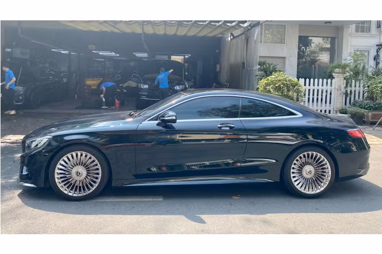 Mặt táp-lô bọc da Nappa với đường viền chỉ trang trí Ốp bệ cửa với logo “Mercedes-Benz” phát sáng. S400 Coupe sở hữu cửa sổ trời siêu rộng Panorama chỉnh điện, hệ thống đèn viền nội thất có thể điều chỉnh 7 màu sắc và cả độ sáng. Xe sở hữu Hệ thống hỗ trợ quan sát ban đêm Night View Assist Plus, Hệ thống Magic Vision Control với cần gạt nước mưa thích ứng, treo khí nén Airmatic, hệ thống hỗ trợ phanh chủ động và hơn nữa...