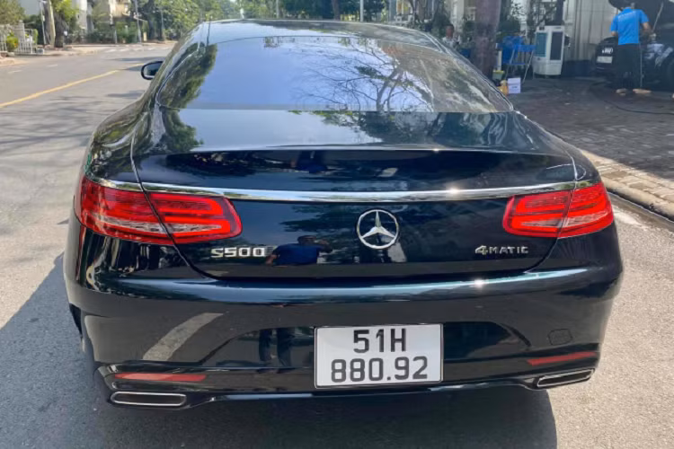 Tại thời điểm năm 2018, Mercedes-Benz S400 4Matic Coupe chính hãng được Mercedes-Benz Việt Nam (MBV) phân phối với giá khoảng 6 tỷ đồng, nhập khẩu nguyên chiếc. Giá bán của S400 4Matic Coupe đắt hơn các phiên bản S-Class sedan lắp ráp trong nước.