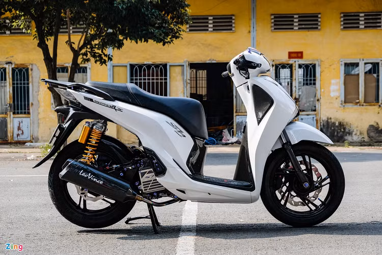 Nổi bật là chiếc SH 150i màu trắng xen kẽ màu đen của carbon. Ngoài carbon, chiếc SH còn được trang bị ống xả LeoVince carbon, giảm xóc Ohlins, kẹp phanh Brembo... Theo chủ xe, tổng số tiền độ chiếc xe này đã vượt mốc 200 triệu đồng.