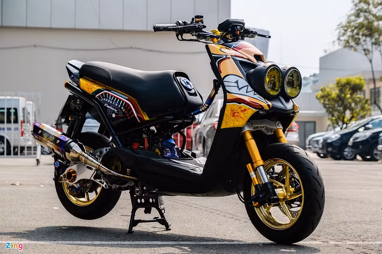 Chiếc Yamaha Bw's được lột xác toàn bộ, từ trong ra ngoài. Cặp đèn đặt dọc được thay bằng đèn đặt ngang của Zuma - phiên bản tại thị trường Mỹ của Bw's. Giảm xóc trước là loại MSP DDS upside-down, có thể điều chỉnh điện cả độ nén và độ hồi. Động cơ của xe cũng đã được can thiệp