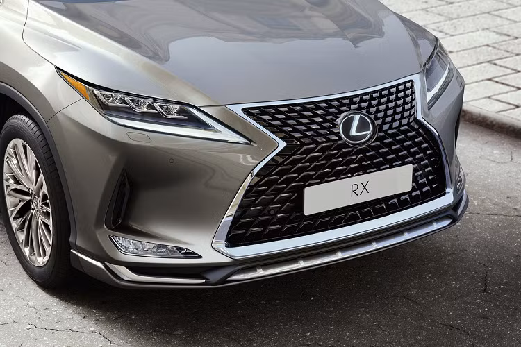 Trong khi đó, mẫu SUV Lexus RX 300 Luxury Special Edition được bổ sung cánh chia gió ở cản trước, ốp sườn và bộ khuếch tán phía sau. Xe có 4 tùy chọn màu ngoại thất gồm trắng, xám, đen và đỏ.