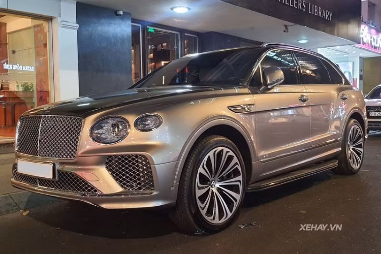 So với phiên bản W12 600 mã lực, Bentley Bentayga V8 2021 mới ít mạnh mẽ hơn đáng kể, xe được trang bị động cơ tăng áp kép V8 4.0L cho ra công suất 542 mã lực và 770Nm mô-men xoắn cực đại.