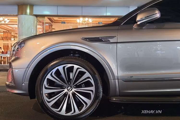 Cập nhật lớn hơn diễn ra ở phía sau, Bentayga V8 2021 sở hữu cụm đèn hậu hình oval cỡ lớn giống trên Continental GT thế hệ mới, thay vì hình thang như đời cũ. Bên dưới là cặp ống xả kép kiểu chia tách rất độc đáo và cản sau được thiết kế gọn gàng.