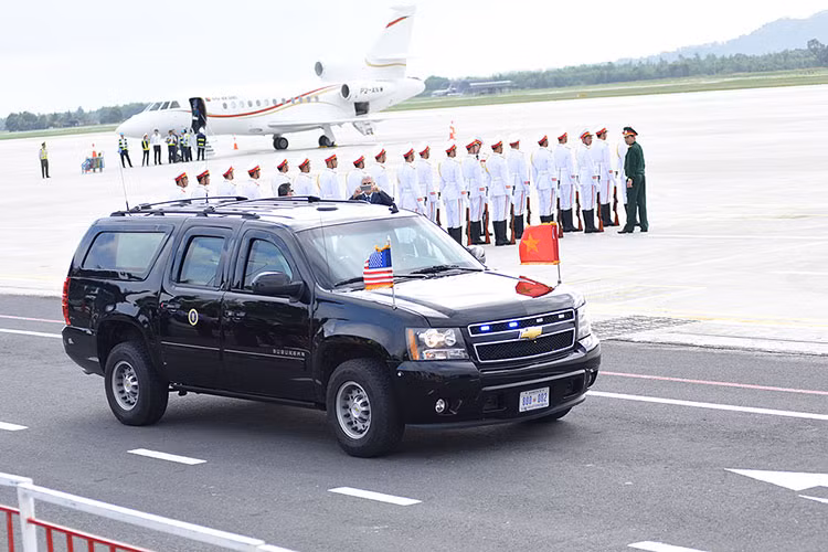 Hiện GM Defense chưa công bố về hệ thống động cơ cũng như nội thất trang bị của HD Suburban nhưng khả năng cao 10 chiếc Suburban siêu đắt đỏ này sẽ dùng động cơ điện hóa bởi vì trước đó chính quyền Tổng thống Biden cho biết họ đang đầu tư vào việc điện khí hóa hạm đội liên bang.