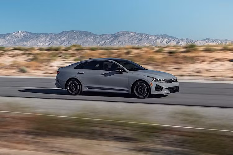 Ngoài ra, Kia K5 mới còn có 3 cấu hình trang bị khác là GT-Line (FWD hoặc AWD), EX và GT đều dùng dẫn động cầu trước. Tất nhiên, K5 GT là bản sẽ cung cấp trải nghiệm lái xe thể thao và thú vị nhất nhờ có động cơ tăng áp 2.5L. Kia K5 GT sở hữu công suất 290 mã lực và mô-men xoắn cực đại 422 Nm – quá đủ cho một chiếc sedan cỡ trung, đặc biệt khi K5 GT có giá chỉ từ 31.090 USD (khoảng 720 triệu đồng), rẻ hơn khá nhiều so với một chiếc Acura TLX 2021 có thông số kỹ thuật tương đương (37.500 USD - khoảng 869 triệu đồng).