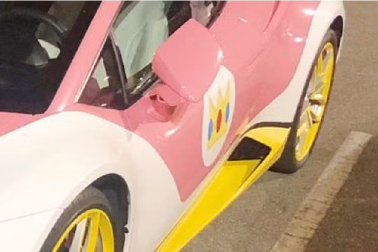 Hy vọng rằng bộ cánh hồng - trắng - vàng của siêu xe Lamborghini Huracan tốc độ này chỉ là bọc decal chứ không phải sơn trực tiếp. Màu hồng chủ đạo bao quanh thân xe từ phần nắp ca-pô đến trần xe, cánh cửa và ốp đuôi, đan xen những mảng màu trắng lớn.