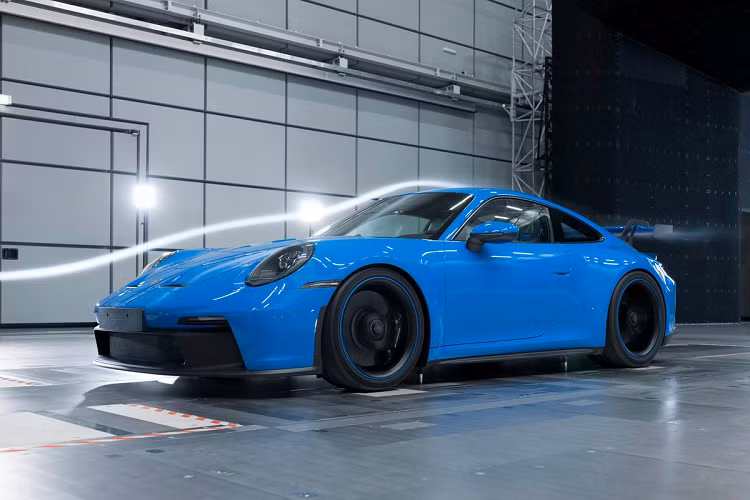 Cụ thể, Porsche 911 GT3 sở hữu mui xe được làm từ sợi carbon, kính siêu mỏng cho cửa sổ, mâm xe hợp kim siêu nhẹ và hệ thống phanh cũng góp phần giảm khối lượng, khiến khối lượng khô của xe chỉ đạt 1.418 kg.