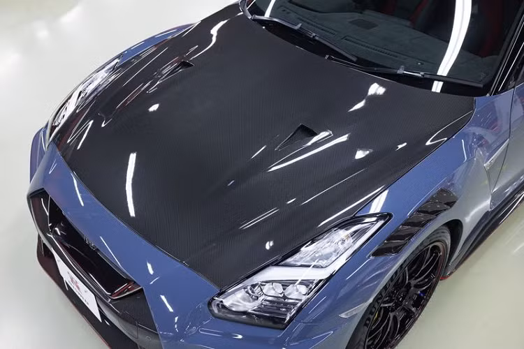 Ngoài ra, GT-R Nismo 2022 còn được trang bị kẹp phanh hiệu suất cao đến từ Brembo và đĩa phanh gốm carbon to bản có kích thước 410mm ở phía trước và 390mm ở phía sau.