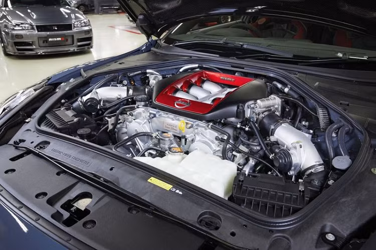 Ẩn bên dưới nắp ca-pô của GT-R Nismo là khối động cơ mã hiệu VR38DETT V6 tăng áp kép, dung tích 3,8 lít, tạo ra công suất tối đa 592 mã lực và mô-men xoắn cực đại 652 Nm. Sức mạnh được truyền tới cả 4 bánh thông qua hộp số ly hợp kép 6 cấp độ.