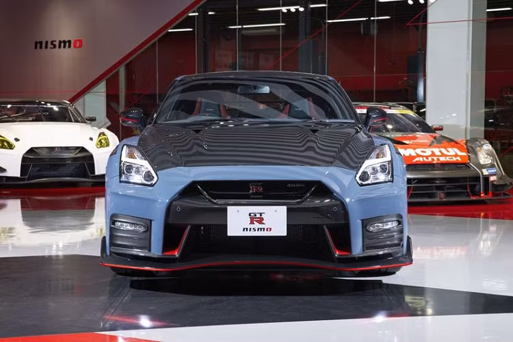 Ông Hiroshi Tamura - chuyên gia sản phẩm chính của GT-R cho biết: “Chúng tôi thực hiện một cách tiếp cận tổng thể, tìm kiếm hiệu suất chính xác thông qua sự cân bằng tỉ mỉ giữa các thành phần động cơ và cắt giảm tối đa trọng lượng, đồng thời từng bước cải tiến diện mạo của GT-R để mang đến sự cân bằng cuối cùng về sức mạnh, hiệu suất và sự phấn khích cho khách hàng của chúng tôi”