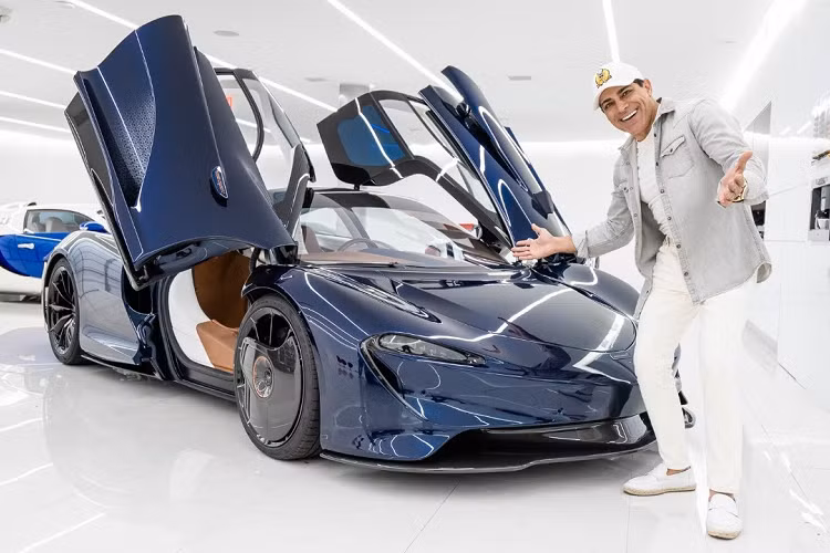 McLaren Speedtail thế hệ mới xuất hiện với tư cách là người kế nhiệm cho McLaren F1 huyền thoại của những năm 1990, Speedtail được sinh ra nhằm mục đích thách thức các đối thủ đáng gờm như Bugatti Chiron. Trong khi con số 1.500 mã lực (1.119 kilowatts) của Bugatti phải dựa vào hàng tá công nghệ phức tạp để đạt được động lực ngoạn mục, còn McLaren thì sử dụng sự khéo léo trong khí động lực học để đẩy hiệu suất của Speedtail lên một tầm cao mới.
