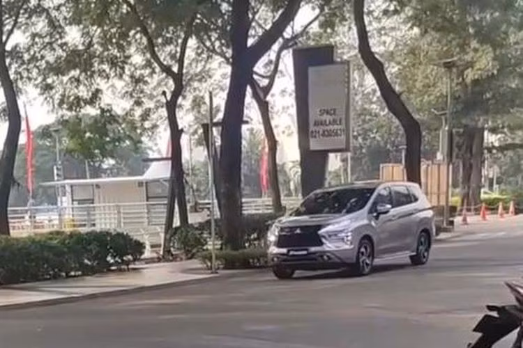 Cụ thể, đèn pha của Mitsubishi Xpander 2022 được thiết kế hình chữ "T" thay vì đặt dọc như phiên bản cũ. Trong khi đó, dải đèn LED định vị ban ngày được đặt trên đèn pha, sát với nắp ca-pô và có vẻ kéo dài hơn trước. Xếp ngay cạnh dải đèn LED định vị ban ngày là đèn báo rẽ màu cam.