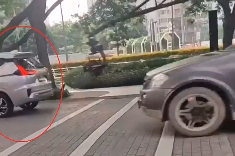 Cụ thể, đèn pha của Mitsubishi Xpander 2022 được thiết kế hình chữ "T" thay vì đặt dọc như phiên bản cũ. Trong khi đó, dải đèn LED định vị ban ngày được đặt trên đèn pha, sát với nắp ca-pô và có vẻ kéo dài hơn trước. Xếp ngay cạnh dải đèn LED định vị ban ngày là đèn báo rẽ màu cam.