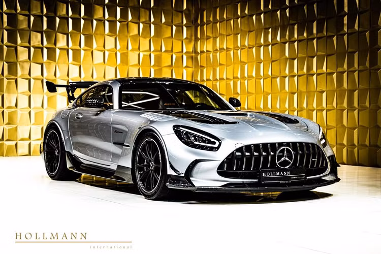 Phải nói rằng, hãng xe sang đến từ Đức, Mercedes-Benz không chỉ đầu tư sức mạnh cho phiên bản tối cao của nhà Mercedes-AMG GT mà còn trang bị ngoại hình cho siêu xe Mercedes-AMG GT Black Series rất hầm hố, đúng chất mẫu xe bước ra từ đường đua. Sự nổi tiếng của Mercedes-AMG GT Black Series còn ở việc giá bán lại của mẫu xe này đang bị các đại lý có hàng đẩy lên cao ngất ngưởng.