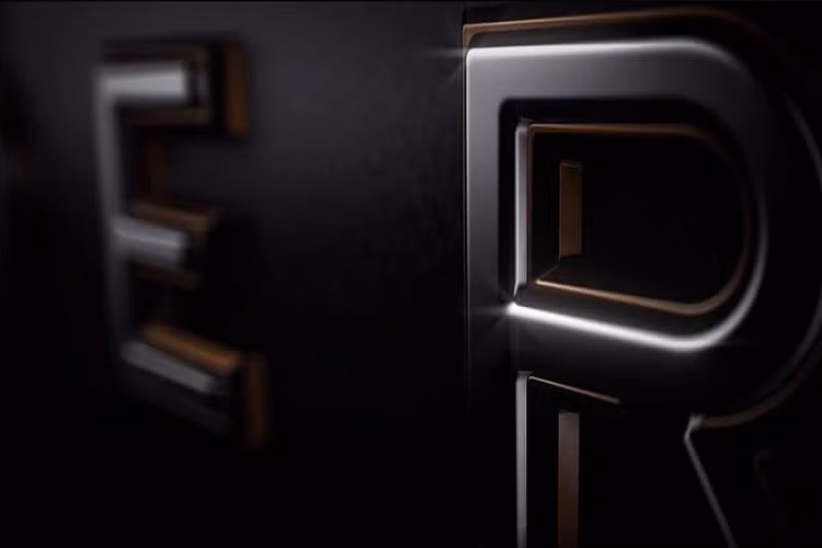 Về tên gọi, trong đoạn video teaser, chúng ta có thể thấy rõ rằng tên của mẫu xe mới có chữ "ER" ở cuối, ngay phía trước là một nét cong của chữ cái khác - rất giống chữ "D". Vì vậy, khả năng cao mẫu SUV 7 chỗ mới của Jeep được đặt tên là Commander. 