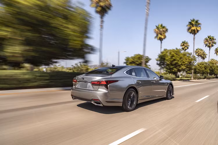 Mẫu xe sang Lexus LS 500 2022 sở hữu các trang bị công nghệ giúp đem tới sự an toàn và thoải mái cho những “ông chủ”. Trên phiên bản năm 2022, thương hiệu đã quyết định nâng tầm sự sang trọng này với tùy chọn trang trí mới cho khoang nội thất của xe. Các tấm ốp trang trí nội thất Haku sẽ được bán ra dưới dạng tùy chọn trên những mẫu xe LS 500 được trang bị gói Luxury hoặc Executive Package.