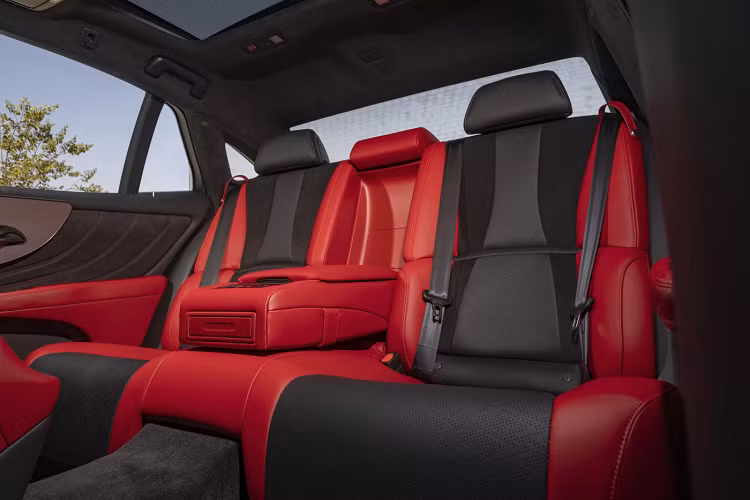 Ngoài ra, khách hàng vẫn có thể lựa chọn tấm ốp trang trí bằng kính Kiriko trên LS 500 được trang bị gói Executive Package. Tấm ốp kính Kiriko với các họa tiết độc đáo thể hiện sự sang trọng với yếu tố sáng tạo thông qua kỹ thuật thủ công của Nhật Bản. Phần ốp này đươc lấy cảm hứng từ đồ thủy tinh Kiriko của Nhật Bản và các hoa văn Kiriko truyền thống đã được tạo ra bằng kỹ thuật cắt thủ công và được đánh bóng để lộ ra những hoa văn cầu kỳ.