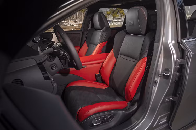 Tất cả các mẫu LS đều được trang bị hệ thống kết nối Apple CarPlay cũng như Android Auto giúp người dùng có thể kết nối và đồng bộ với hệ thống thông tin giải trí của xe một cách nhanh chóng hơn. Lexus LS cũng có khả năng tương thích với Amazon Alexa và chủ sở hữu LS có thể yêu cầu Alexa đồng bộ quyền truy cập vào thông tin cùng nhiều tính năng tiện nghi có sẵn thông qua Alexa tại nhà.