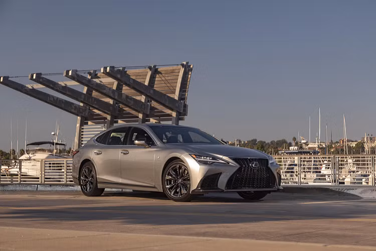 Dòng sedan hạng sang Lexus LS 500 2022 mới sẽ được thương hiệu nâng cấp một số chi tiết hướng tới việc hoàn thiện hơn sự sang trọng cho khoang nội thất của xe với các chi tiết thủ công tinh xảo cũng như bổ sung thêm hệ thống an toàn tiêu chuẩn Lexus Safety System+ 2.5 trên tất cả các phiên bản, kể cả phiên bản LS thông thường.