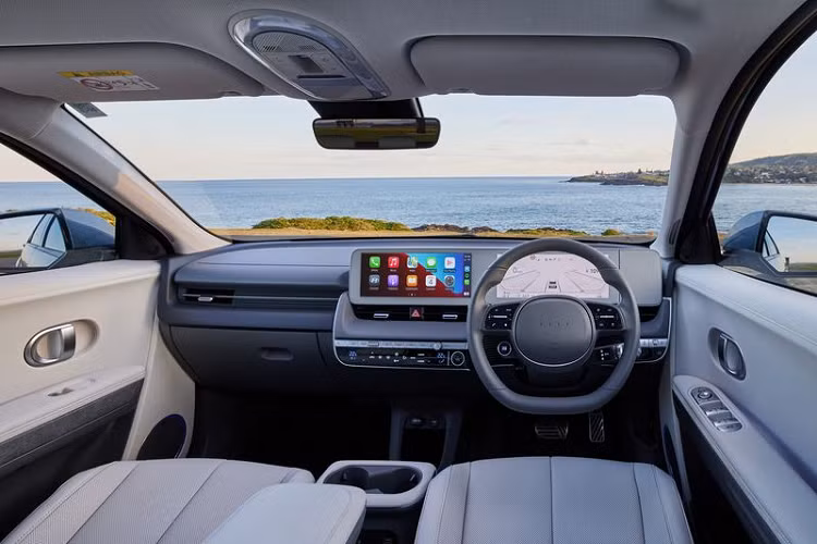 Tại Úc, Hyundai Ioniq 5 2022 phân phối với 2 hệ truyền động, gồm bản động cơ điện đơn, 2WD, sản sinh công suất 214 mã lực và mô-men xoắn cực đại 350 Nm. Biến thể này có giá từ 71.900 đô la Úc (khoảng 1,199 tỷ đồng).