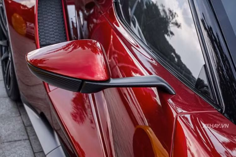 Về kiểu dáng, siêu xe Ford GT nổi bật với thiết kế khỏe khoắn, mạnh mẽ với cụm đèn pha LED cá tính, bộ cửa cánh bướm đẹp mắt và phần đuôi thể thao, ống xả kép hình tròn và cánh gió đuôi cỡ lớn.