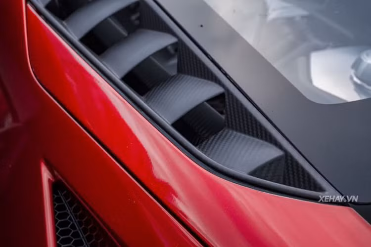 Kết hợp với hộp số ly hợp kém 7 cấp, siêu xe có thể tăng tốc từ 0 - 97 km/h chỉ trong 3 giây, trước khi chạm ngưỡng tối đa 348 km/h - nhỉnh hơn cả đối thủ Lamborghini Aventador SVJ.