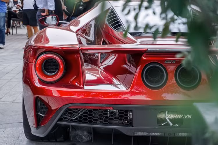 Ford GT sử dụng động cơ tăng áp kép EcoBoost V6 3.5L sản sinh công suất 656 mã lực và mô-men xoắn cực đại 746 Nm.