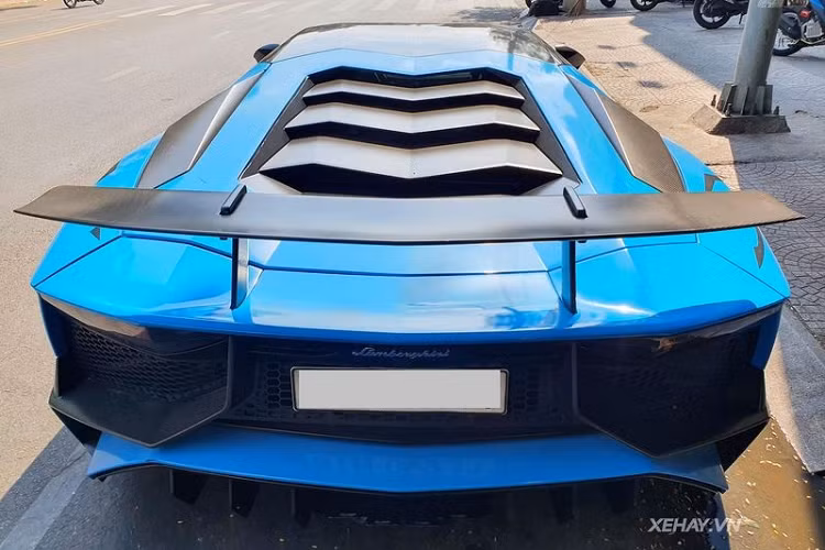Cung cấp sức mạnh cho Lamborghini Aventador LP750-4 SV Coupe là khối động cơ nạp khí tự nhiên V12 6.5L sản sinh công suất 750 mã lực và mô-men xoắn cực đại 690 Nm, giúp siêu xe chạy nước rút từ 0 - 100 km/h chỉ trong 2,7 giây trước khi cán vận tốc tối đa 350 km/h.