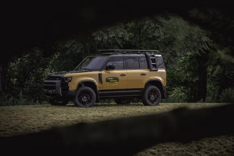 Tuy nhiên số xylanh ít hơn và dung tích động cơ nhỏ hơn không có nghĩa là Defender Trophy Edition yếu hơn nhiều. Cụ thể, trang bị này giúp phiên bản giới hạn mới của xe có công suất lên đến 395 mã lực và mômen xoắn cực đại 550 Nm.