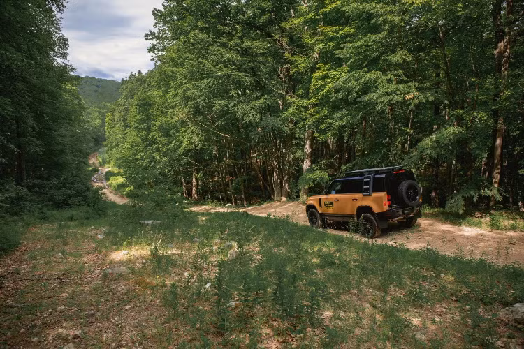 Theo hãng xe Anh Quốc, 90 khách hàng đầu tiên mua xe Defender Trophy Edition có cơ hội được tham gia vào sự kiện đua off-road diễn ra tại Bắc Carolina, Mỹ.