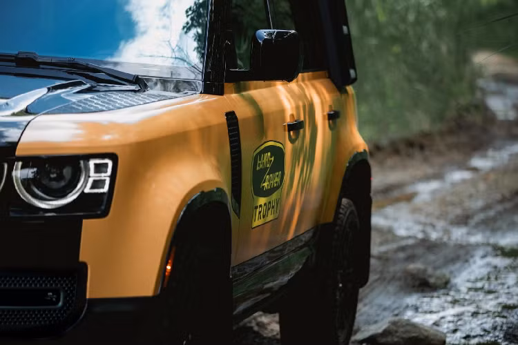 Màu sắc tiêu chuẩn của xe là màu vàng cam sậm, lấy cảm hứng từ mẫu Defender Works V8 Trophy được giới thiệu vào hồi tháng 2 với lượng xuất xưởng chỉ 25 xe. Tuy nhiên sức mạnh của Defender Trophy Edition lại hoàn toàn khác so với Defender Works V8 Trophy.