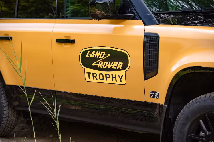 Trong khi Defender Works V8 Trophy trang bị động cơ V8 5.0L công suất 399 mã lực và mômen xoắn 515 Nm thì Land Rover Defender Trophy Edition sử dụng động cơ 6 xylanh thẳng hàng, dung tích 3.0L.