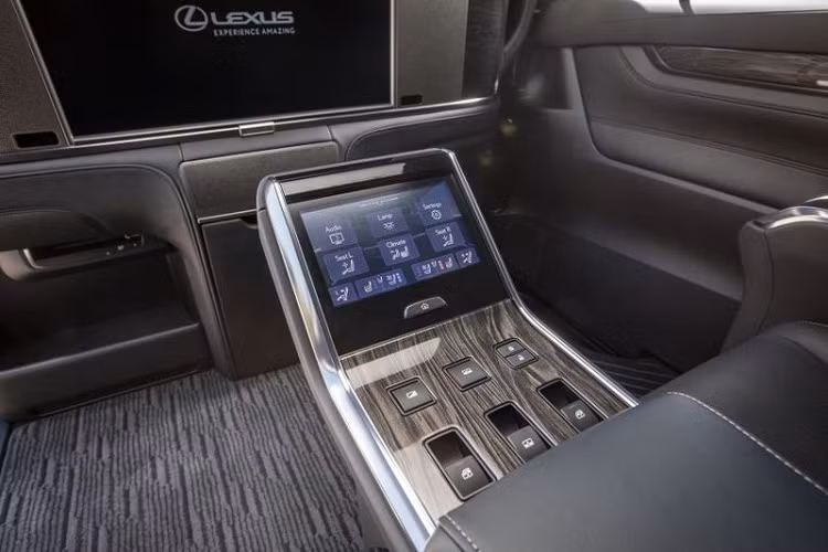Tất nhiên, LM 350 cũng sở hữu bộ công nghệ hỗ trợ lái Lexus Safety System+ bao gồm phanh khẩn cấp tự động, điều khiển hành trình thích ứng với Stop&amp;Go, định tâm làn đường, hỗ trợ giữ làn, giám sát điểm mù, cảnh báo xe cắt ngang phía sau và chùm sáng thích ứng.