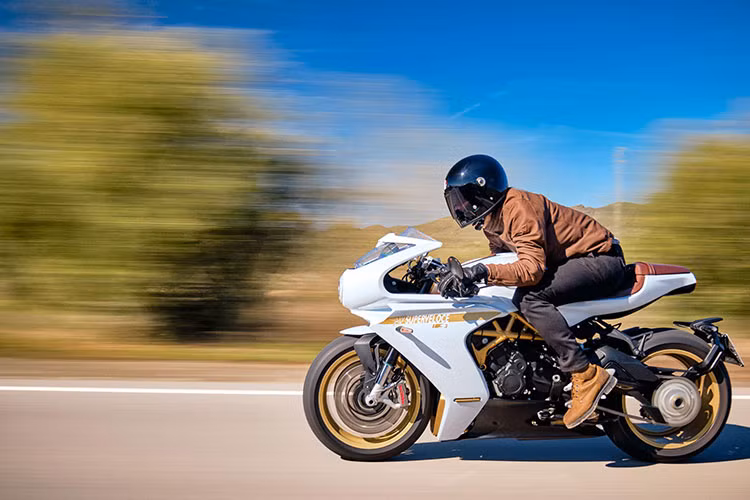 Tại thị trường châu Âu, giá xe MV Agusta Superveloce 800 S 2021 bản đặc biệt vừa chốt giá 23.600 Euro (tương đương khoảng 650 triệu đồng). Mức giá này cao hơn hẳn so với bản tiêu chuẩn Superveloce 800 có giá ở mức 19.900 Euro (tương đương 550 triệu đồng).
