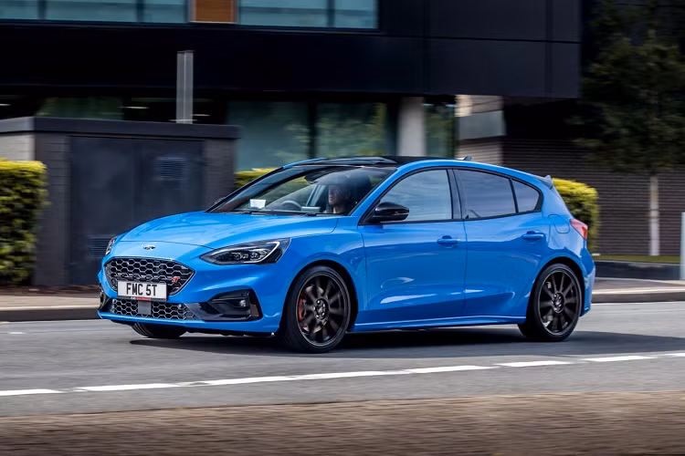 Để tạo nên sự khác biệt so với các phiên bản thường, mẫu xe hatchback Ford Focus ST Edition được Ford Performance khoác lên bộ cánh màu xanh Azure Blue bắt mắt. Tạo nên sự tương phản với tông màu xanh nổi bật là màu đen ở hàng loạt các chi tiết như lưới tản nhiệt, ốp cản sốc, ốp gương chiếu hậu, mui xe, cánh gió đuôi và tản gió đuôi. Cuối cùng là logo ST hiệu năng cao có viền được sơn màu đen giúp nổi bật họa tiết ST màu đỏ ở giữa.