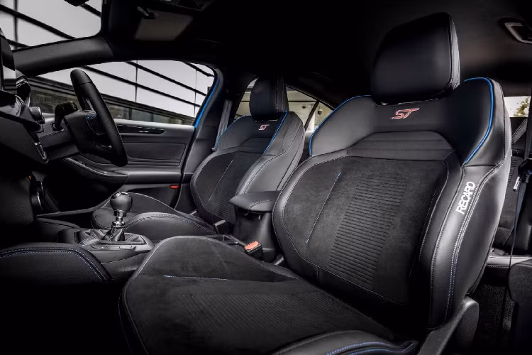 Tuy nhiên, nâng cấp đáng giá nhất trên Ford Focus ST Edition chính là hệ thống treo. Hệ thống treo nguyên bản được thay thế bằng hệ thống treo với lò xo trụ có thể chỉnh tải 2 chiều của KW Automotive, được độ lại bởi Ford Performance. Ngoài ra, hệ thống treo này còn đi kèm bình dầu phụ kép được làm bằng thép không gỉ, lò xo được sơn màu xanh đặc trưng của Ford Performance.