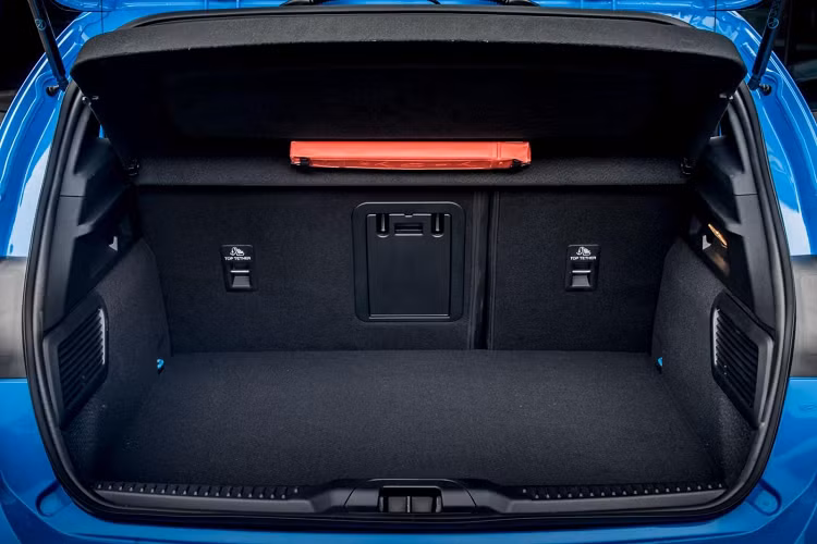 Mức giá xe Ford Focus ST Edition 2021 sẽ được bán ra tại châu Âu với mức khởi điểm 35.785 Bảng (tương dương với khoảng 1,12 tỷ đồng). Mức giá này cao hơn 2.500 Bảng (78,5 triệu đồng) so với Focus ST tiêu chuẩn.