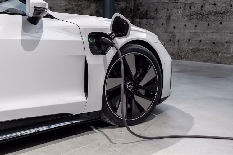 E-tron GT có hai cổng sạc ở hai bên thân xe. Cả hai cổng sạc đều cho phép sạc AC, trong khi phía hành khách hỗ trợ sạc nhanh DC. Đối với sạc tại nhà, E-tron GT có bộ sạc tiêu chuẩn 11kW AC, cho phép nó sạc lại pin qua đêm. Bộ sạc 22kW tùy chọn để sử dụng tại nhà cũng sẽ được cung cấp.