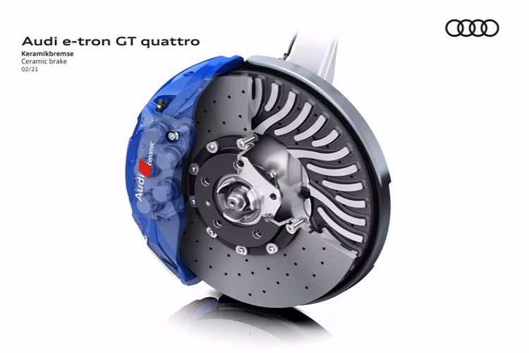 Tương tự Porsche Taycan, động cơ phía sau truyền lực tới các bánh xe thông qua hộp số hai tốc độ. Hộp số tỷ số truyền thấp đầu tiên của Audi cho phép người lái sang số tức thì để mang lại cảm giác lái phấn khích nhất. Người lái cũng có thể cài đặt chế độ tỷ số truyền rộng hơn để thoải mái hơn khi di chuyển hằng ngày. Gói pin lithium-ion 85 kWh được trang bị trên cả hai phiên bản e-tron GT. Nhờ đó, chiếc GT có phạm vi di chuyển lên đến 487 km trong 1 lần sạc.