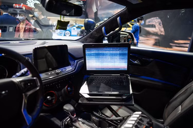 Bên trong, Mobile Command Center trông giống hệt như bạn nghĩ: tràn ngập các màn hình và nút bấm. Phía trước, người lái xe nhận được một máy tính xách tay gắn ở ví trí ghế lái phụ. Đây không phải cách bố trí của xe cảnh sát thông thường mà trông giống những gì bạn thấy trong một bộ phim viễn tưởng hơn.