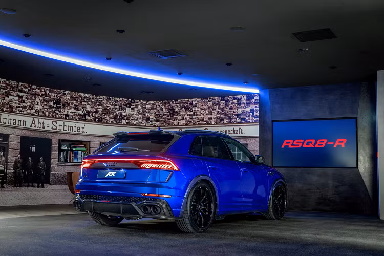 Động cơ nguyên bản của Audi RS Q8 2021 mới được nâng cấp bộ điều khiển và hệ thống làm mát, giúp khối động cơ tăng áp kép V8 4.0L tăng thêm công suất lẫn mô-men xoắn. Công suất nguyên bản từ 591 mã lực tăng lên mức 730 mã lực, trong khi mô-men xoắn cực đại đạt mức 920 Nm.