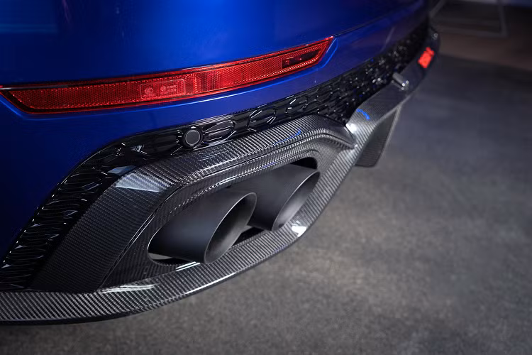 Khách hàng có thể chi thêm tiền để sở hữu hệ thống ống xả 4 inch cũng như hệ thống treo tùy chỉnh.