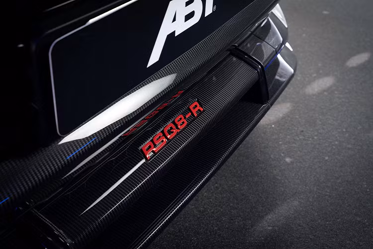Với sức mạnh mới của chiếc Audi RS Q8-R độ khủng này, nó có khả năng tăng tốc 0-100 km/h trong 3,4 giây. Vận tốc tối đa có thể tăng thêm 10 km/h, đạt mức 315 km/h, dưới dạng nâng cấp bổ sung.
