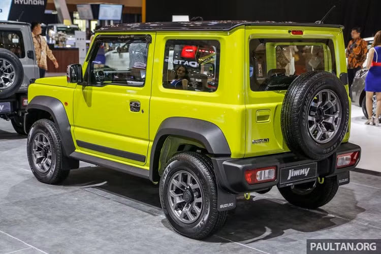 Thêm vào đó, Suzuki còn áp dụng hệ dẫn động All-Grip Pro 4WD, mẫu xe SUV Suzuki Jimny có thể chuyển đổi giữa chế độ 2 cầu và 1 cầu để tăng hiệu suất off-road tối đa mà không ảnh hưởng đến lượng nhiên liệu tiêu thụ cũng như khả năng ôm cua trên đường phố. Suzuki Jimny sử dụng khối động cơ xăng 4 xy-lanh 1.5L cho ra công suất tối đa 102 mã lực và 130 Nm mô-men xoắn. Đi kèm với đó còn là tuỳ chọn hộp số sàn 5 cấp hoặc hộp số tự động 4 cấp.